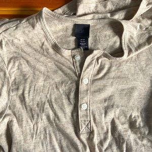 Men’s xs/women’s s long sleeved tee.